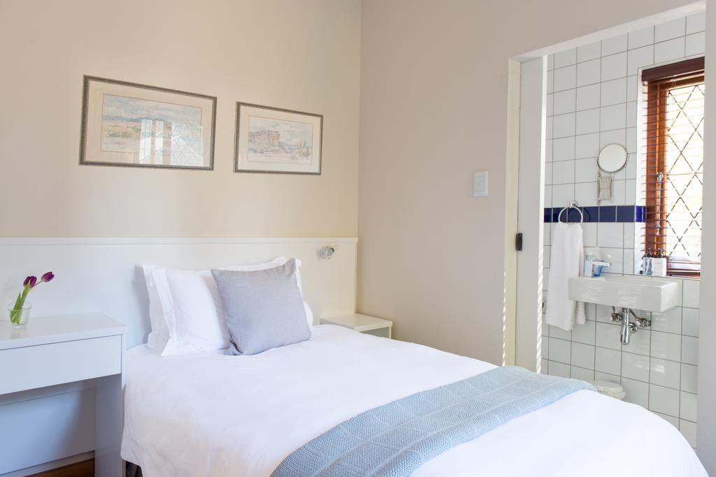 Knightsbury Guest House เคปทาวน์ ภายนอก รูปภาพ